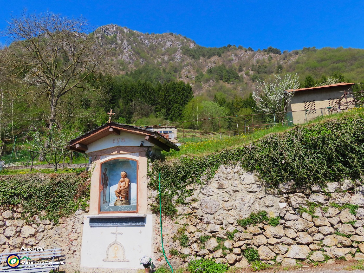 75 Dalla santella della Madonna contadina il Pizzo di Spino appena salito.JPG
